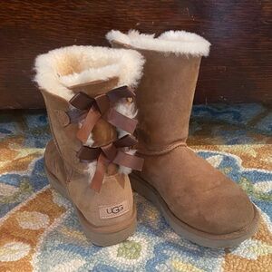 UGG Chestnut Boots with Shearling and Bows